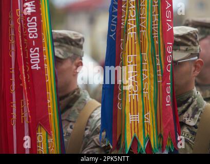 Bucarest, Romania. 5th aprile 2023: Militari americani della 101st Divisione Airborne durante la cerimonia di trasferimento dell'autorità tra la 101st Divisione Airborne (Air Assault) e la 10th Divisione montagna, entrambe dell'esercito degli Stati Uniti, presso il Monumento degli Eroi della Patria di fronte alla Carol i National Defence University. Credit: Lucian Alecu/Alamy Live News Foto Stock