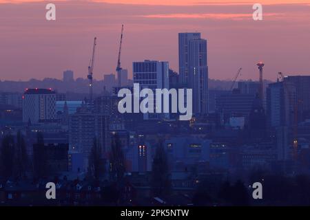 Vista dello skyline del centro di Leeds all'alba Foto Stock