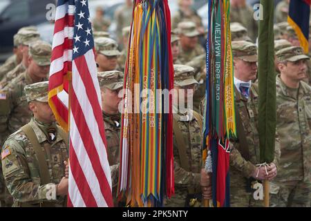 Bucarest, Romania. 5th aprile 2023: Militari americani della 101st Divisione Airborne durante la cerimonia di trasferimento dell'autorità tra la 101st Divisione Airborne (Air Assault) e la 10th Divisione montagna, entrambe dell'esercito degli Stati Uniti, presso il Monumento degli Eroi della Patria di fronte alla Carol i National Defence University. Credit: Lucian Alecu/Alamy Live News Foto Stock