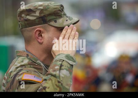 Bucarest, Romania. 5th aprile 2023: Saluta il militare americano durante la cerimonia di trasferimento dell'autorità tra la 101st° divisione Airborne (Air Assault) e la 10th° divisione Mountain, entrambe dell'esercito statunitense, presso il monumento agli Eroi della Patria di fronte alla Carol i National Defence University. Credit: Lucian Alecu/Alamy Live News Foto Stock
