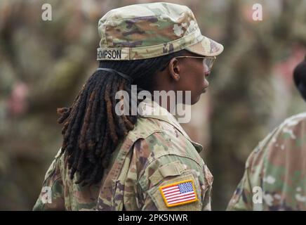 Bucarest, Romania. 5th aprile 2023: Donna americana soldato della 101st° Divisione Airborne durante la cerimonia di trasferimento dell'autorità tra la 101st° Divisione Airborne (Air Assault) e la 10th° Divisione montagna, entrambe dell'esercito degli Stati Uniti, al Monumento degli Eroi della Patria di fronte alla Carol i National Defence University. Credit: Lucian Alecu/Alamy Live News Foto Stock