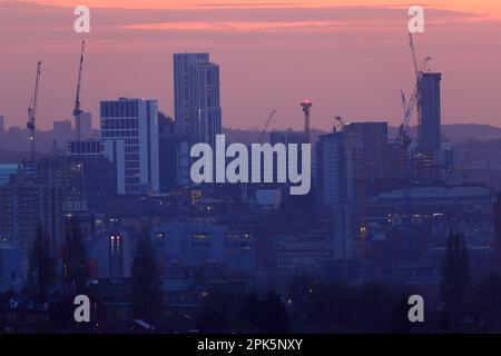 Vista dello skyline del centro di Leeds all'alba Foto Stock