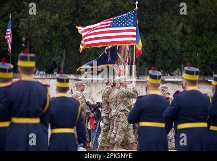 Bucarest, Romania. 5th aprile 2023: I militari americani trasportano le bandiere di battaglia delle unità durante la cerimonia di trasferimento dell'autorità tra la 101st Divisione Airborne (Air Assault) e la 10th Divisione montagna, entrambe dell'esercito degli Stati Uniti, al Monumento degli Eroi della Patria di fronte alla Carol i National Defence University. Credit: Lucian Alecu/Alamy Live News Foto Stock