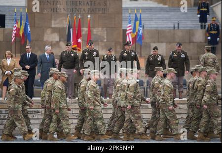 Bucarest, Romania. 5th aprile 2023: Militari americani della 101st Divisione Airborne durante la cerimonia di trasferimento dell'autorità tra la 101st Divisione Airborne (Air Assault) e la 10th Divisione montagna, entrambe dell'esercito degli Stati Uniti, presso il Monumento degli Eroi della Patria di fronte alla Carol i National Defence University. Credit: Lucian Alecu/Alamy Live News Foto Stock