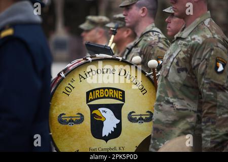 Bucarest, Romania. 5th aprile 2023: Militari americani della 101st Divisione Airborne durante la cerimonia di trasferimento dell'autorità tra la 101st Divisione Airborne (Air Assault) e la 10th Divisione montagna, entrambe dell'esercito degli Stati Uniti, presso il Monumento degli Eroi della Patria di fronte alla Carol i National Defence University. Credit: Lucian Alecu/Alamy Live News Foto Stock