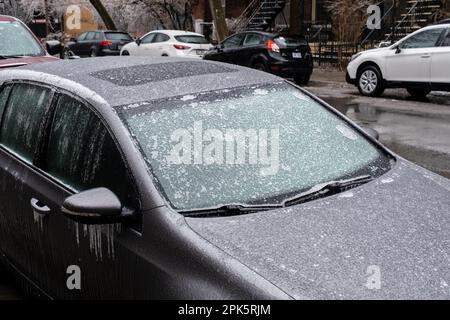 Montreal, CANADA - 5 aprile 2023: Finestrino dell'auto e parabrezza dopo la pioggia gelida. Foto Stock