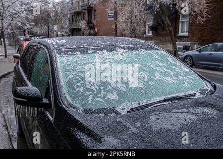 Montreal, CANADA - 5 aprile 2023: Finestrino dell'auto e parabrezza dopo la pioggia gelida. Foto Stock