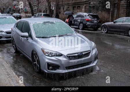 Montreal, CANADA - 5 aprile 2023: Finestrino dell'auto e parabrezza dopo la pioggia gelida. Foto Stock