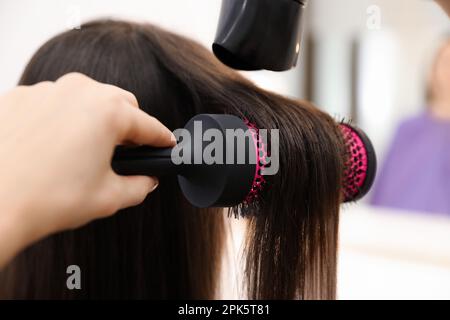 Stylist capelli del cliente che asciuga in salone di bellezza, primo piano Foto Stock