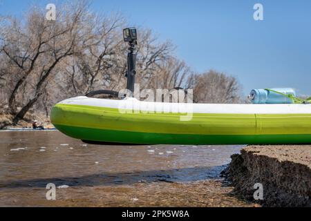 Evans, CO, USA - 1 aprile 2023: Action camera GoPro montata su una prua di paddleboard gonfiabile, balzata primaverile sulla South Platte riv Foto Stock