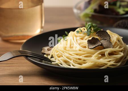 Gustosi spaghetti al tartufo su tavola di legno, primo piano Foto Stock