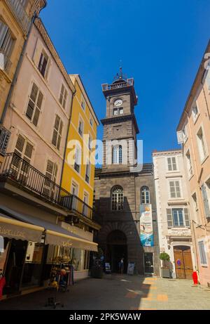 Vista sulle facciate e la torre dell'orologio da Place de la Republique in Issoire, Auvergne. Francia Foto Stock