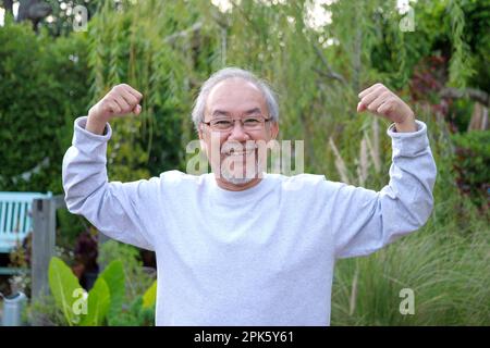 Ritratto di un uomo anziano felice che guarda la macchina fotografica a casa Foto Stock