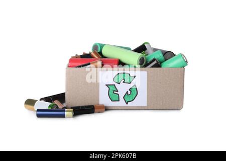 Batterie elettriche usate in scatola di cartone con simbolo di riciclaggio su sfondo bianco Foto Stock