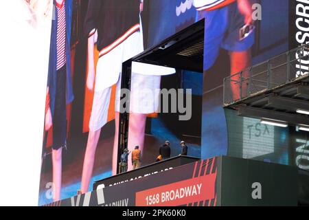 I pannelli a LED Times Square sono sottoposti a manutenzione mercoledì 5 aprile 2023. (Foto: Vanessa Carvalho) Credit: Brazil Photo Press/Alamy Live News Foto Stock