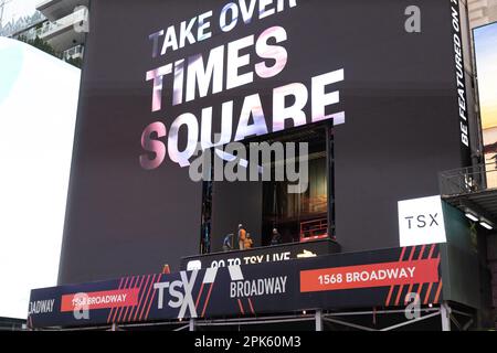 I pannelli a LED Times Square sono sottoposti a manutenzione mercoledì 5 aprile 2023. (Foto: Vanessa Carvalho) Credit: Brazil Photo Press/Alamy Live News Foto Stock