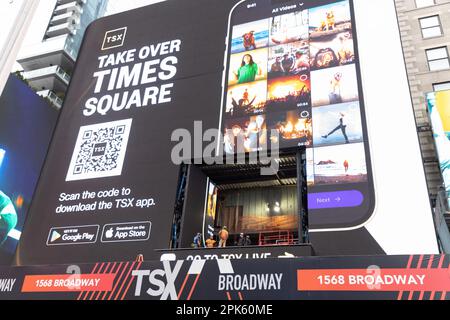 I pannelli a LED Times Square sono sottoposti a manutenzione mercoledì 5 aprile 2023. (Foto: Vanessa Carvalho) Credit: Brazil Photo Press/Alamy Live News Foto Stock