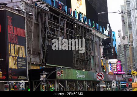 I pannelli a LED Times Square sono sottoposti a manutenzione mercoledì 5 aprile 2023. (Foto: Vanessa Carvalho) Credit: Brazil Photo Press/Alamy Live News Foto Stock