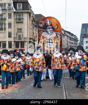 harlequin Costume alla parata di Basilea Fasnacht in Svizzera Foto Stock