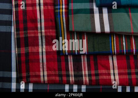 Collezione di tessuti alla moda scozzesi . Campioni di diversi tessuti naturali per cucire una collezione di abiti alla moda. Ampia selezione di Foto Stock
