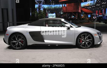 2023 Audi R8 V10 Spyder in mostra al NY International Auto Show 2023 al Javits Center di New York, NY il 5 aprile 2023. (Foto di Stephen Smith/SIPA USA) Foto Stock