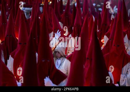 Zamora, Spagna. 05th Apr, 2023. Centinaia di penitenti del Santisimo Cristo de las Injurias partecipano alla processione durante la settimana Santa a Zamora, nella Spagna nordoccidentale, mercoledì 5 aprile 2023. Centinaia di processioni si svolgono durante la settimana Santa in tutta la Spagna, fino alla domenica di Pasqua. Foto di Paul Hanna/UPI Credit: UPI/Alamy Live News Foto Stock