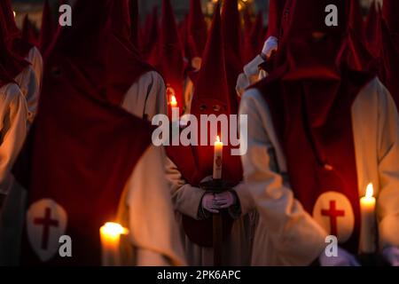 Zamora, Spagna. 05th Apr, 2023. I penitenti della fratellanza Santisimo Cristo de las Injurias tengono candele in processione durante la settimana Santa a Zamora, nella Spagna nordoccidentale, mercoledì 5 aprile 2023. Centinaia di processioni si svolgono durante la settimana Santa in tutta la Spagna, fino alla domenica di Pasqua. Foto di Paul Hanna/UPI Credit: UPI/Alamy Live News Foto Stock