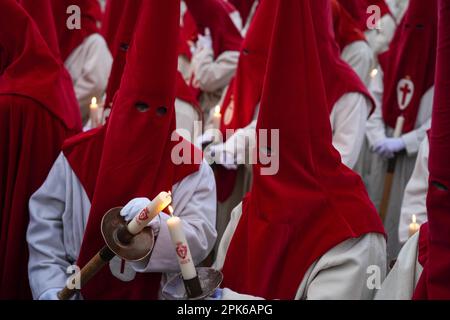 Zamora, Spagna. 05th Apr, 2023. I Penitenti della fraternità Santisimo Cristo de las Injurias illuminano le loro candele prima dell'inizio di una processione durante la settimana Santa a Zamora, nella Spagna nordoccidentale, mercoledì 5 aprile 2023. Centinaia di processioni si svolgono durante la settimana Santa in tutta la Spagna, fino alla domenica di Pasqua. Foto di Paul Hanna/UPI Credit: UPI/Alamy Live News Foto Stock