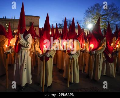 Zamora, Spagna. 05th Apr, 2023. I penitenti della fratellanza Santisimo Cristo de las Injurias si allineano all'inizio di una processione durante la settimana Santa a Zamora, nella Spagna nordoccidentale, mercoledì 5 aprile 2023. Centinaia di processioni si svolgono durante la settimana Santa in tutta la Spagna, fino alla domenica di Pasqua. Foto di Paul Hanna/UPI Credit: UPI/Alamy Live News Foto Stock