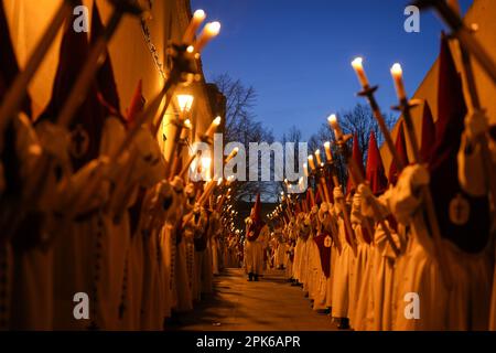 Zamora, Spagna. 05th Apr, 2023. I penitenti del Santisimo Cristo de las Injurias tengono candele in processione durante la settimana Santa a Zamora, nella Spagna nordoccidentale, mercoledì 5 aprile 2023. Centinaia di processioni si svolgono durante la settimana Santa in tutta la Spagna, fino alla domenica di Pasqua. Foto di Paul Hanna/UPI Credit: UPI/Alamy Live News Foto Stock