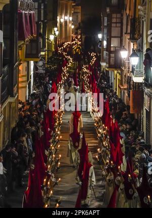 Zamora, Spagna. 05th Apr, 2023. Centinaia di penitenti del Santisimo Cristo de las Injurias partecipano alla processione durante la settimana Santa a Zamora, nella Spagna nordoccidentale, mercoledì 5 aprile 2023. Centinaia di processioni si svolgono durante la settimana Santa in tutta la Spagna, fino alla domenica di Pasqua. Foto di Paul Hanna/UPI Credit: UPI/Alamy Live News Foto Stock