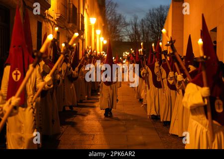 Zamora, Spagna. 05th Apr, 2023. I penitenti del Santisimo Cristo de las Injurias tengono candele in processione durante la settimana Santa a Zamora, nella Spagna nordoccidentale, mercoledì 5 aprile 2023. Centinaia di processioni si svolgono durante la settimana Santa in tutta la Spagna, fino alla domenica di Pasqua. Foto di Paul Hanna/UPI Credit: UPI/Alamy Live News Foto Stock