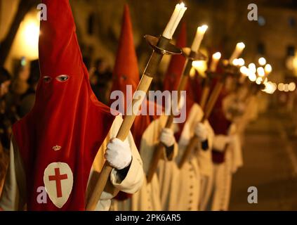 Zamora, Spagna. 05th Apr, 2023. I penitenti del Santisimo Cristo de las Injurias tengono candele in processione durante la settimana Santa a Zamora, nella Spagna nordoccidentale, mercoledì 5 aprile 2023. Centinaia di processioni si svolgono durante la settimana Santa in tutta la Spagna, fino alla domenica di Pasqua. Foto di Paul Hanna/UPI Credit: UPI/Alamy Live News Foto Stock