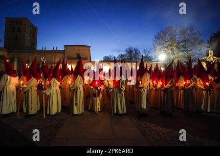 Zamora, Spagna. 05th Apr, 2023. I penitenti della fratellanza Santisimo Cristo de las Injurias si allineano all'inizio di una processione durante la settimana Santa a Zamora, nella Spagna nordoccidentale, mercoledì 5 aprile 2023. Centinaia di processioni si svolgono durante la settimana Santa in tutta la Spagna, fino alla domenica di Pasqua. Foto di Paul Hanna/UPI Credit: UPI/Alamy Live News Foto Stock