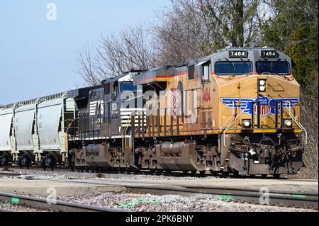 La Fox, Illinois, Stati Uniti. Due locomotive, tra cui un'unità di Norfolk Southern Railway, alimentano un treno merci Union Pacific Railroad. Foto Stock