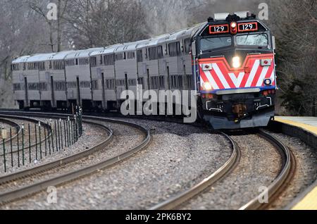 Winfield, Illinois, Stati Uniti. Un treno pendolare Metra su una curva come arriva in una comunità suburbana di Chicago. Foto Stock