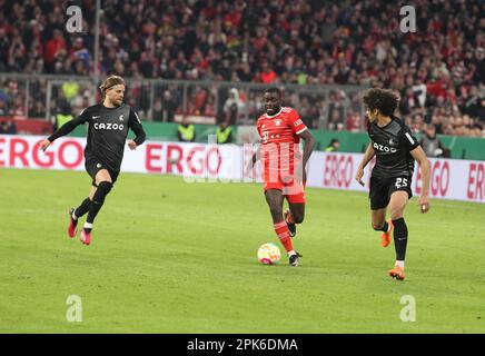 MONACO di Baviera, GERMANIA - 04 APRILE: 2 Dayot UPAMECANO del FC Bayern vs #25 Kilian SILDILLIA e #9 Lucas HöLER , Hoeler durante la partita di finale della DFB Cup tra il FC Bayern Muenchen e il SC Freiburg all'Allianz Arena il 04 aprile 2023 a Monaco di Baviera, Germania.DFB-Pokal - Coppa DFB - partita di calcio tra il FC Bayern Muenchen e il SC FREIBURG a Monaco di Baviera su 4. 2023 aprile 1:2 - DFB Fussball, (Foto e copyright @ ATP images / Arthur THILL (THILL Arthur / ATP / SPP) Foto Stock