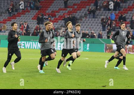 MONACO, GERMANIA - APRILE 04: I giocatori della riserva, tutti i giovani talenti di SC Freiburg durante il warm up, 7 Jonathan SCHMID, 14 Yanik Keitel, 18 Nils PETERSEN, 29 Wooyeonng JEONG, 33, Noah WEISSHAUPT, 34 Marin ROEHL, 35 Kenneth SCHMIDT prima della finale della DFB Cup tra FC Bayern München e SC Freiburg all'Allianz Arena il 04 aprile 2023 a Monaco di Baviera, Germania.DFB-Pokal - Coppa DFB - partita di calcio tra FC Bayern Muenchen e SC FREIBURG a Monaco di Baviera il 4. 2023 aprile 1:2 - DFB Fussball, (Foto e copyright @ ATP images/Arthur THILL (THILL Arthur/ATP/SPP) Foto Stock