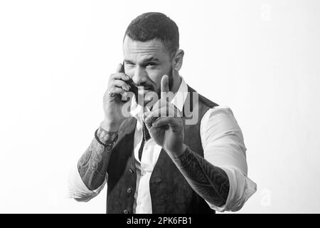 bell'uomo latino parla al telefono. uomo macho isolato su bianco. discussione aziendale. Persone aziendali che utilizzano dispositivi. Business e imprenditorialità Foto Stock