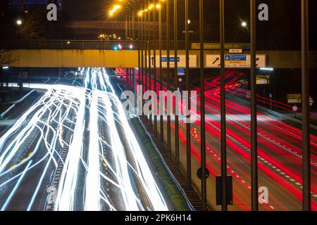 Monaco, Germania. 06th Apr, 2023. I veicoli a motore viaggiano sulla circonvallazione centrale nella parte nord della capitale bavarese nelle prime ore del mattino. Credit: Peter Kneffel/dpa/Alamy Live News Foto Stock