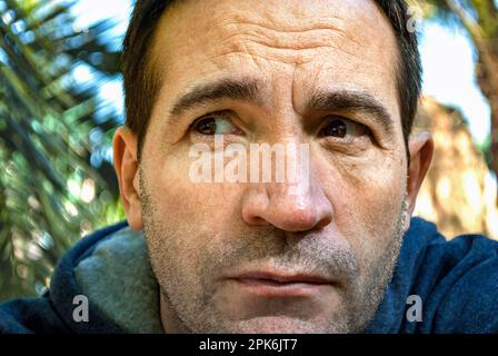 Un uomo che presta attenzione ad una certa situazione Foto Stock