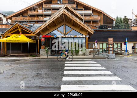 Stazione di sport invernali, famosa per il Tour de France, Alpe dHuez, Dipartimento Isere, Francia Foto Stock