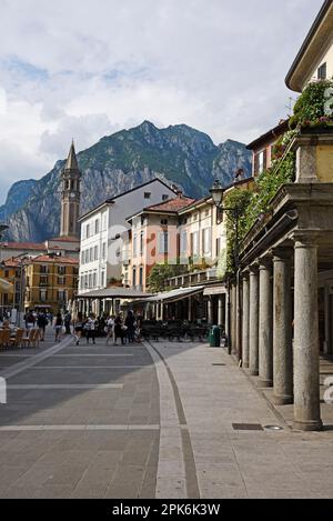 Via dello shopping, Chiesa di San Nicolo, Lecco, Lago di Como, Lago di Como, Lombardia, Italia Foto Stock