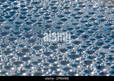 goccioline d'acqua multiple su vetro piatto per arte murale, sfondo, scienza. Foto Stock