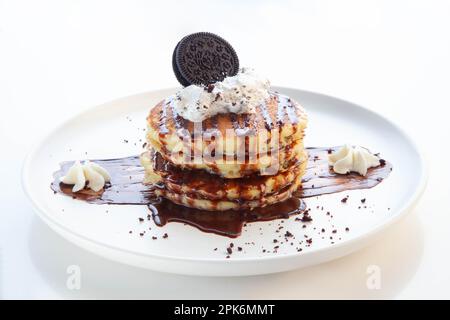 Frittelle al cioccolato con biscotti e panna. Foto Stock