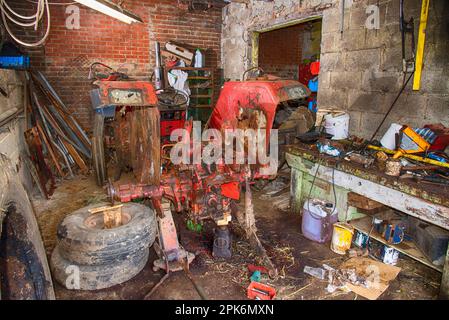 Trattore Old International 454 in officina agricola, Sheffield, South Yorkshire, Inghilterra, Regno Unito Foto Stock