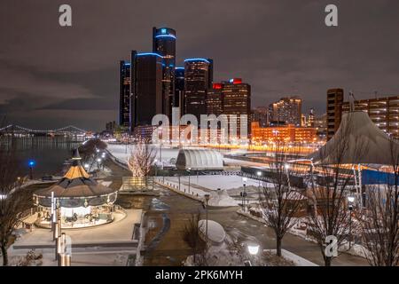 Detroit, Michigan, Cullen Plaza sul lungofiume di Detroit, vicino alla sede centrale della General Motors nel Renaissance Center Foto Stock