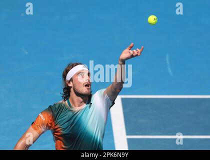 Il tennista greco Stefanos Tsitsipas serve durante l'Australian Open 2022 al Melbourne Park, Melbourne, Victoria, Australia. Foto Stock