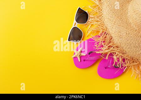 Infradito infradito cappello di paglia sunglesses e stelle marine su sfondo giallo vacanza pianificazione di viaggio mockup Foto Stock