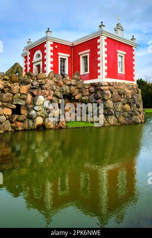 Isola di Stein con la Villa Hamilton, Woerlitz Park, patrimonio dell'umanità dell'UNESCO Regno dei Giardini di Dessau-Woerlitz, Dessau-Rosslau, Sassonia-Anhalt, Germania Foto Stock